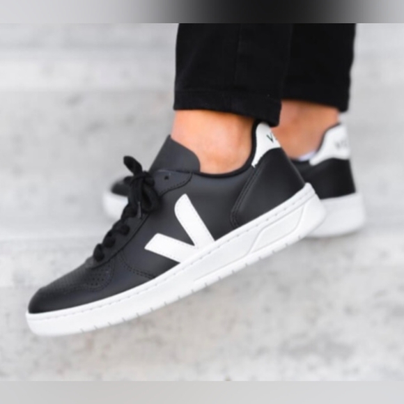 Veja v10 leather sneakers  black and white Women's Shoes Size 7 - Picture 2 of 10